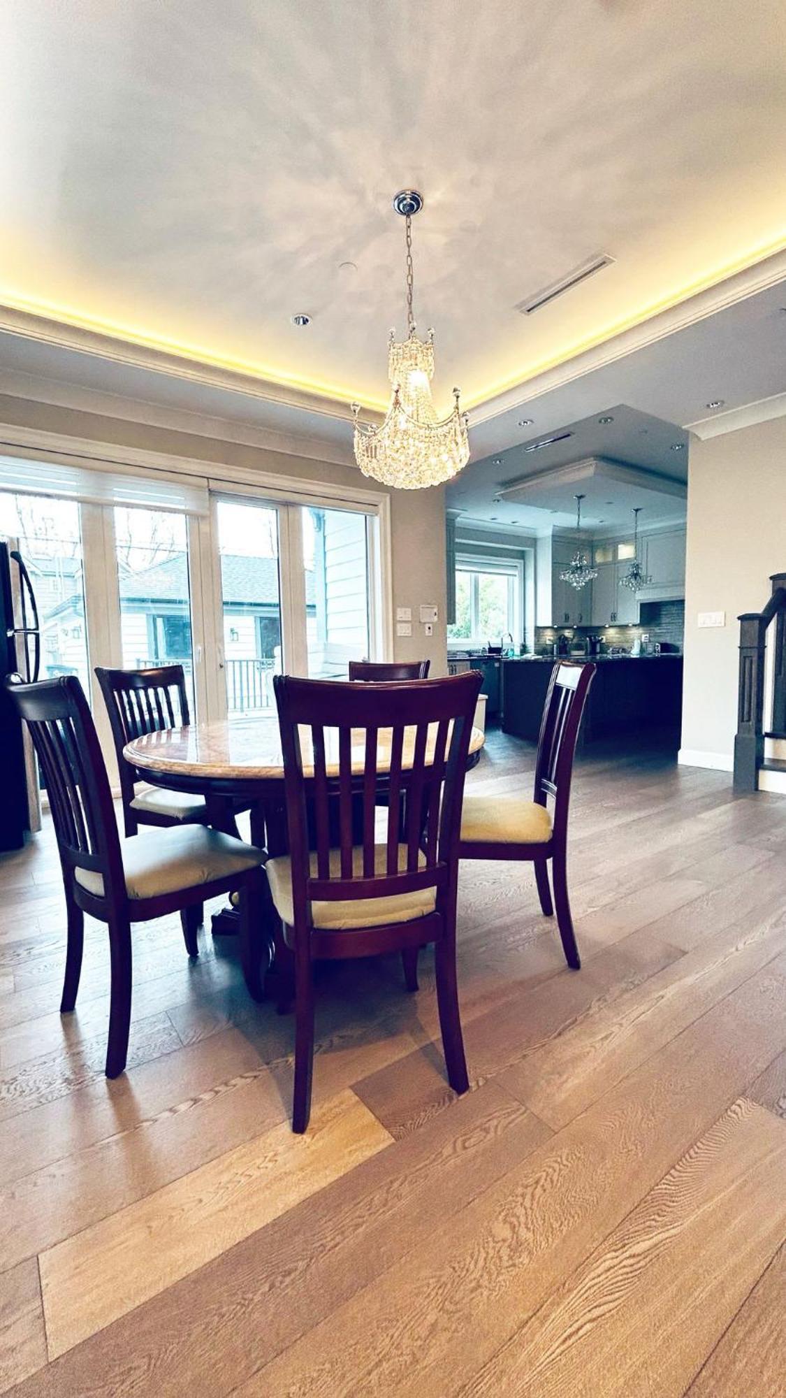 Downstairs With Shared Washroom In Luxury House Holiday home *