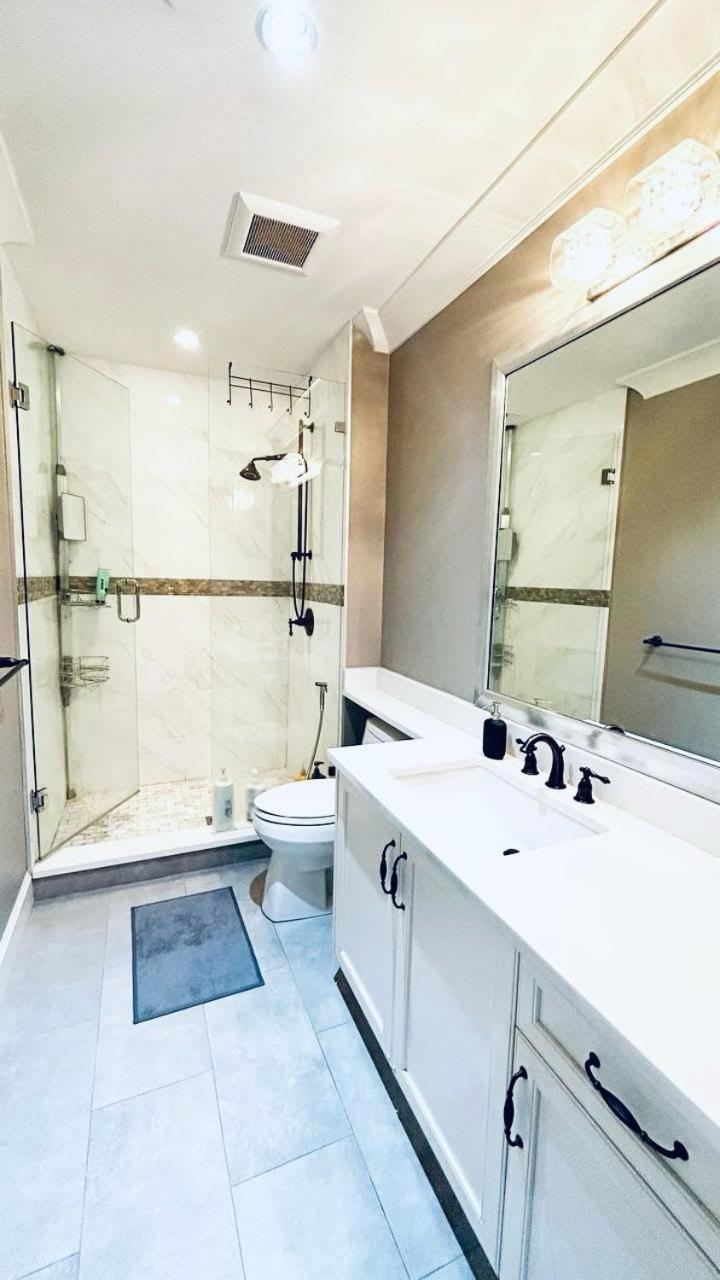 Downstairs With Shared Washroom In Luxury House Holiday home