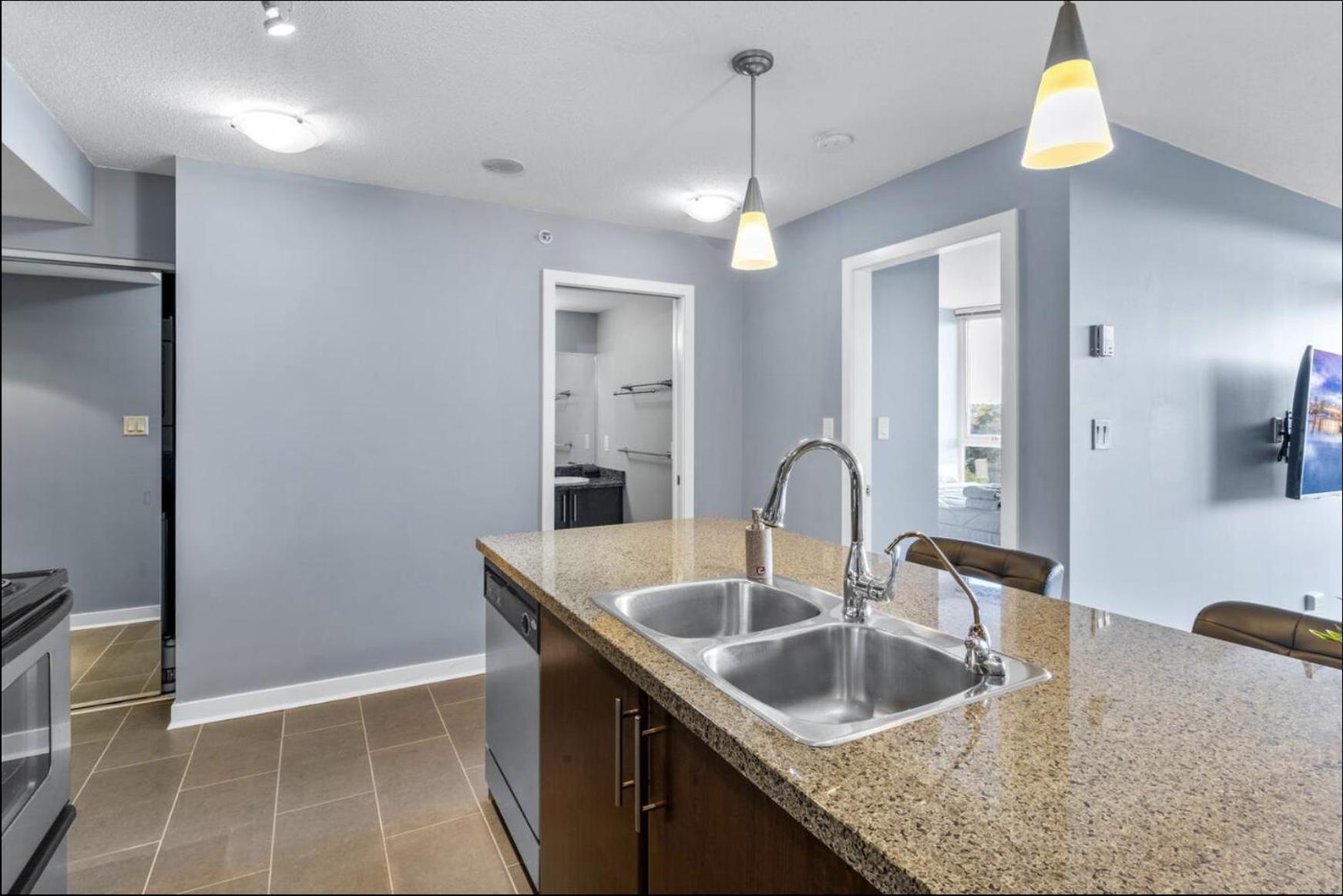 Apartment Spacious 1br&office,views,freeparking,amenities *