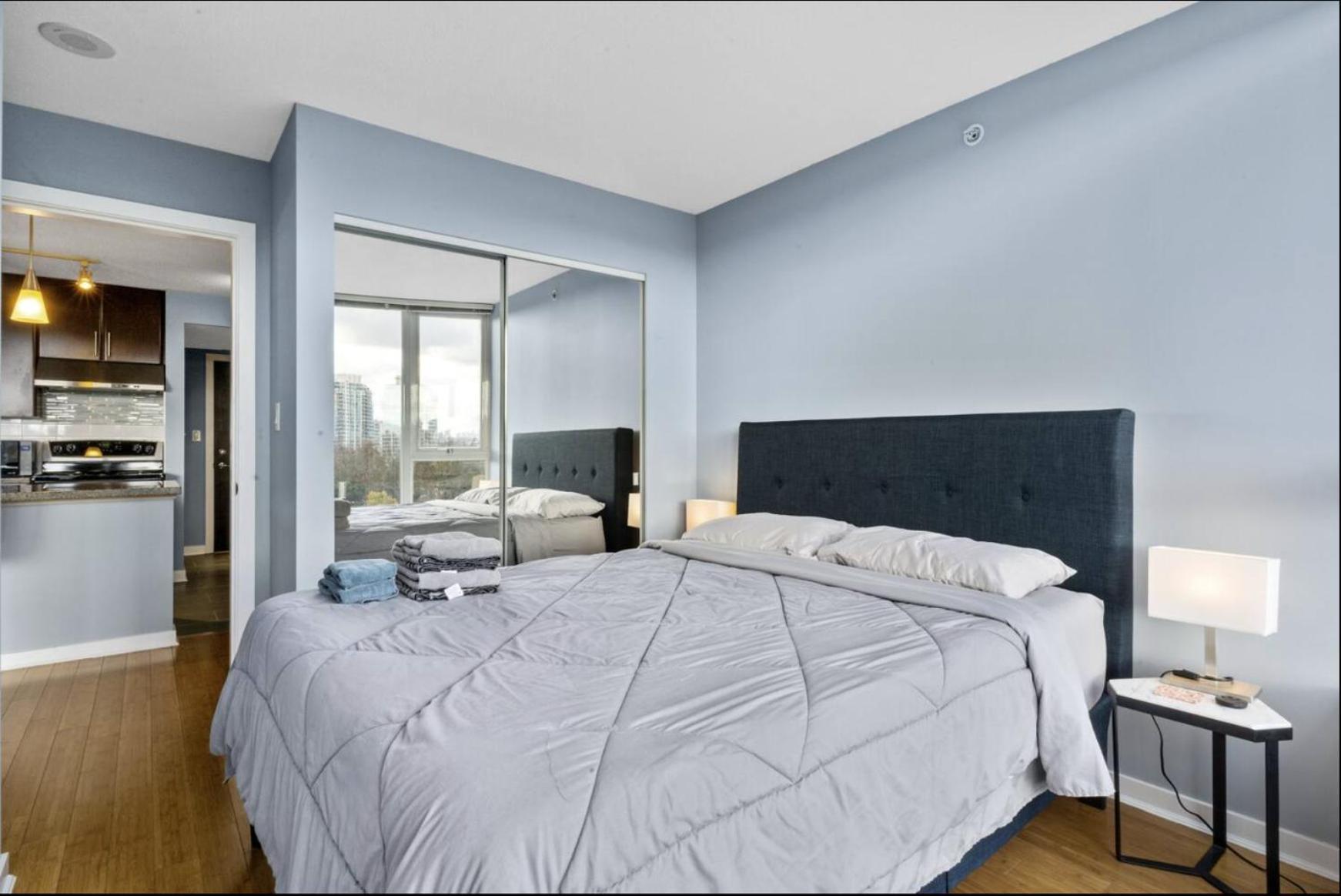 Spacious 1br&office,views,freeparking,amenities * Vancouver