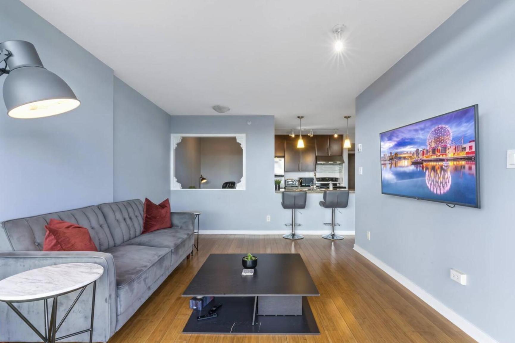 Spacious 1br&office,views,freeparking,amenities Apartment Vancouver