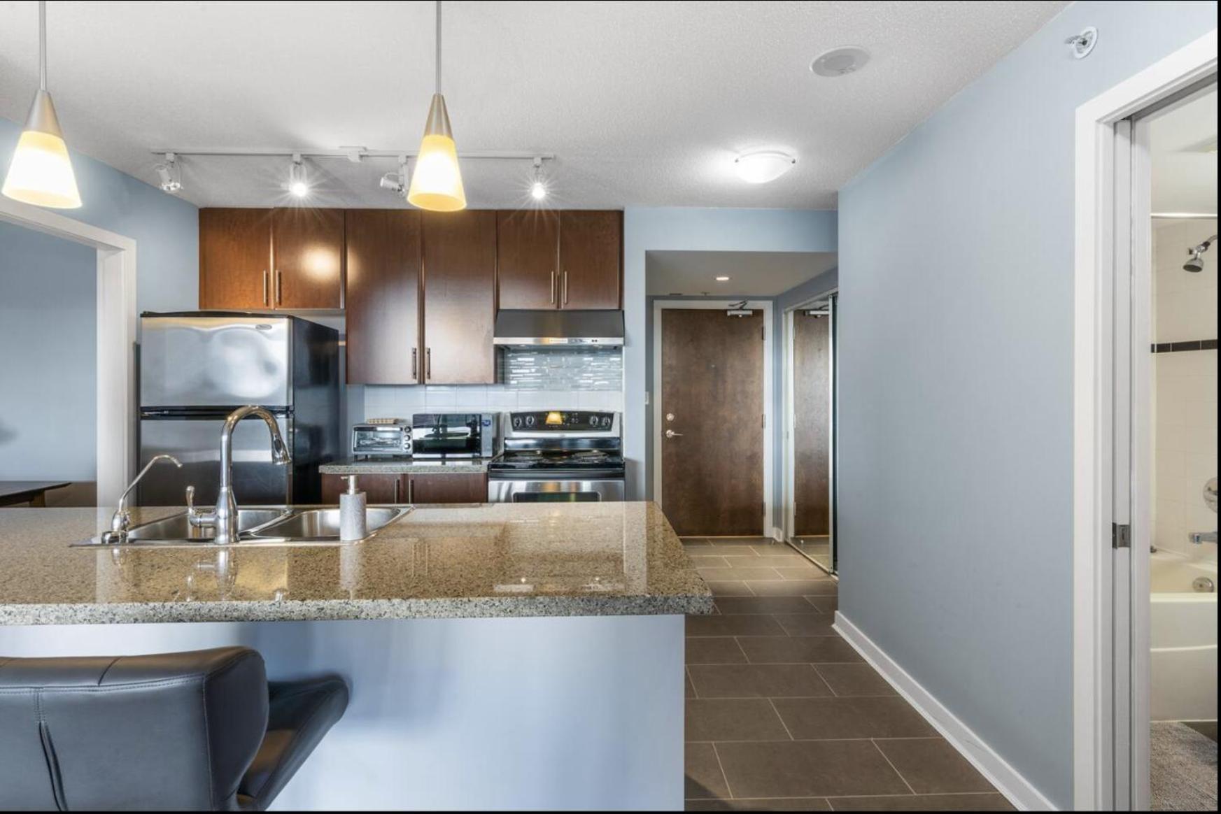 Spacious 1br&office,views,freeparking,amenities