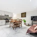 Modern Retreat Near Vancouver\'S Attractions