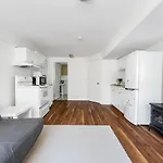 Maple Manor Retreat: Luxurious 1 -Bedroom Getaway