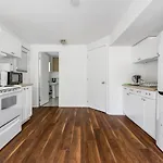 Maple Manor Retreat: Luxurious 1 -Bedroom Getaway