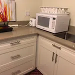 Cozy Cottage Guest Home Close To Downtown Vancouver & Sights & 7-Eleven Convenience Store