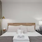 Luxury 3Br Th W Peloton-Central & Yvr I 2Parking