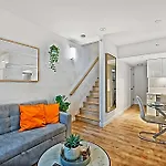 Modern 2-Bedroom Duplex In The Heart Of Downtown