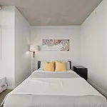 Modern Luxury Retreat In Vibrant Gastown With Parking