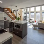 Modern Top-Floor 1-Bedroom Loft With Free Parking