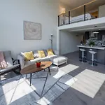 Modern Top-Floor 1-Bedroom Loft With Free Parking
