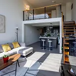 Modern Top-Floor 1-Bedroom Loft With Free Parking