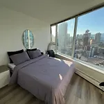 Luxury Condo With Jacuzzi Pool & Sauna In Prime Location