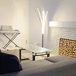 Cozy Stylish Black & White Design Room In The Heart Of Vancouver! Private Parking, Self Check-In & Just 4 Mins To Metrotown!