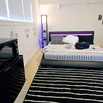 Cozy Stylish Black & White Design Room In The Heart Of Vancouver! Private Parking, Self Check-In & Just 4 Mins To Metrotown!