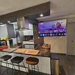 Designer-Luxury. Waterview, Parking, Rooftop Pool