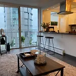 Designer-Luxury. Waterview, Parking, Rooftop Pool