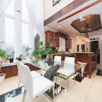 Deluxe Double Room With Private Washroom In Family Villa