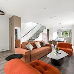 Charming And Modern Retreat In Vancouver Trendy 42Nd Avenue Neighbourhood
