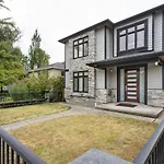 Central Main Street Home Minutes From Qe Park