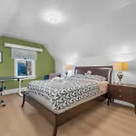 Cozy Two Bedroom In Upper Floor In Vancouver West