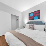 Lovely 2-Bedrooms Downtown Suite Free Parking
