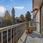 Adorable 1-Bedroom Apartment On Kitsilano Beach