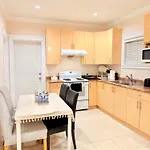 Modern & Cozy 2-Bed Suite In Vancouver