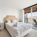 Modern High-Rise Retreat With Stunning City Access