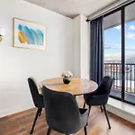 Spacious 2 Bedroom Downtown Retreat With Stunning Views