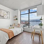 Spacious 2 Bedroom Downtown Retreat With Stunning Views