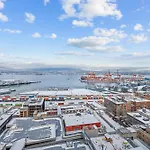 Spacious 2 Bedroom Downtown Retreat With Stunning Views