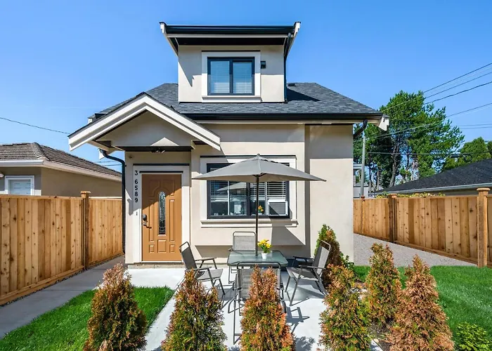 Three Bedrooms Brand New Laneway House Near Public Transit