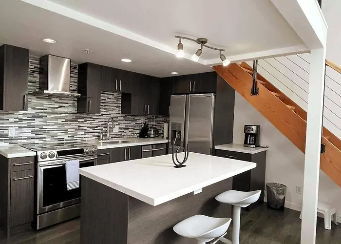 Modern Top-Floor 1-Bedroom Loft With Free Parking