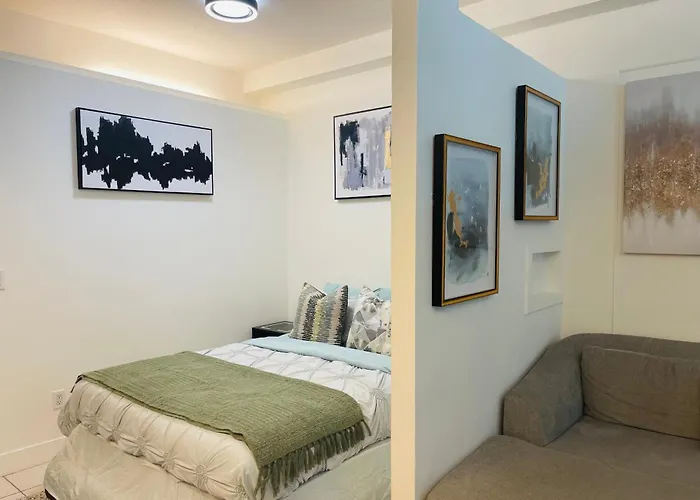 Beautiful Apartment Downtown, Mins To Rogers Arena, Stadium, Restaurants, Shops