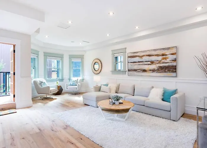 Easeful 2 Bedroom Unit Near English Bay