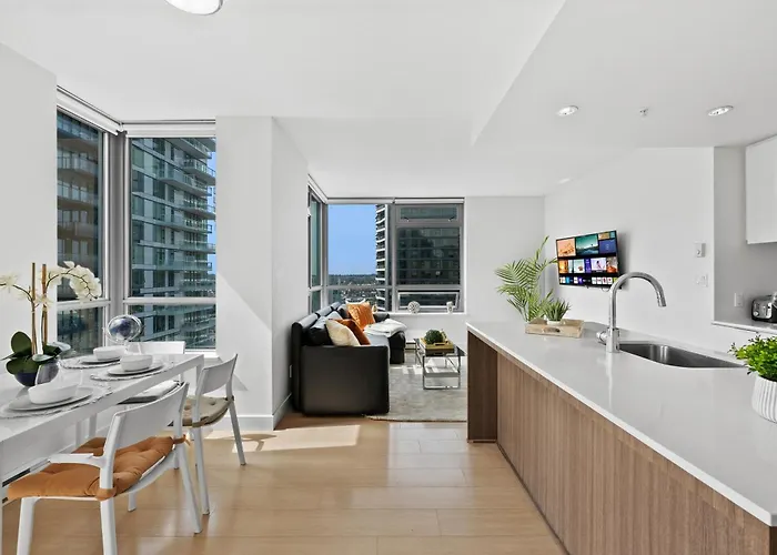Luxury Two-Bedroom Apartment With Stunning City And Ocean Views