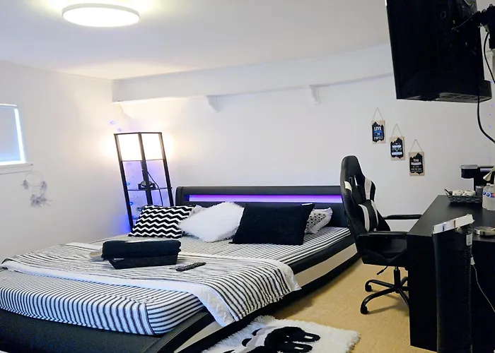 Cozy Stylish Black & White Design Room In The Heart Of Vancouver! Private Parking, Self Check-In & Just 4 Mins To Metrotown!
