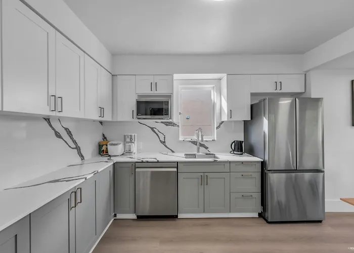 Cozy Two Bedroom In Upper Floor In Vancouver West