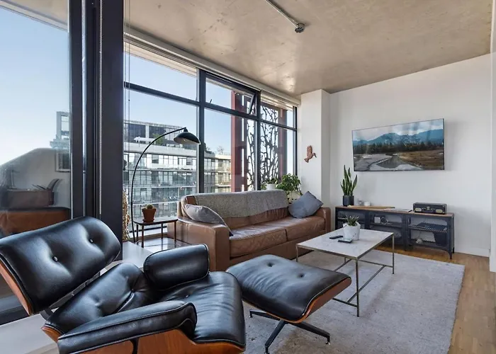 The W, Modernized 2 Bedroom Downtown Highrise