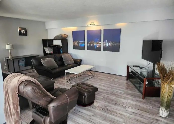 Charming Upper-Level 3-Bedroom House On Beatrice