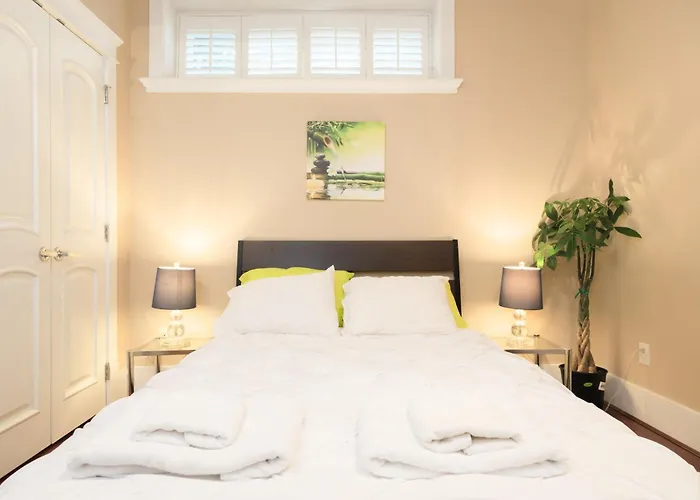Deluxe Bedroom With Shared Washroom In Homestay