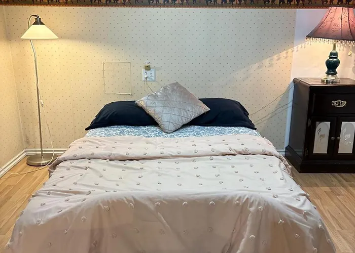 Homestay In Vancouver In Open Living Room- Comfortable & Beautiful Bed