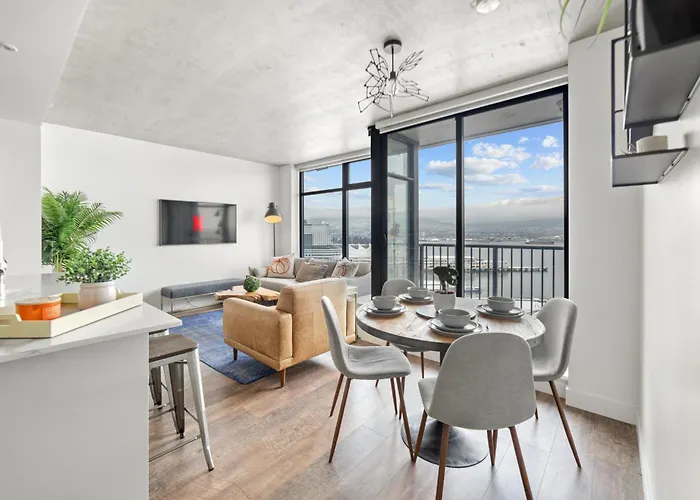 Spacious 2 Bedroom Downtown Retreat With Stunning Views