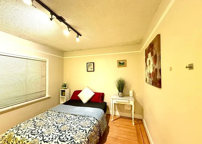 Vancouver Charming Homestay Near Restaurants, Beach And Transit
