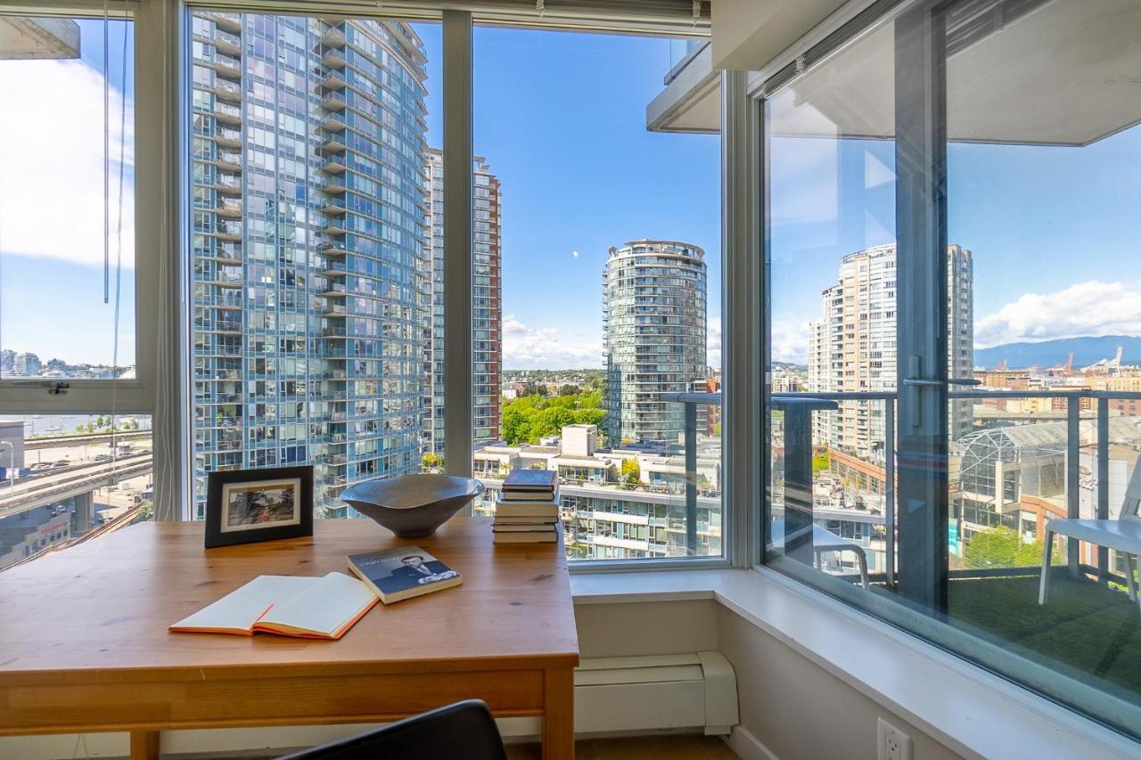 Apartment Stunning 2 Bedroom Condo With Downtown Views!!! *
