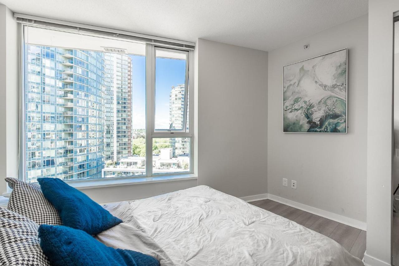 Stunning 2 Bedroom Condo With Downtown Views!!!