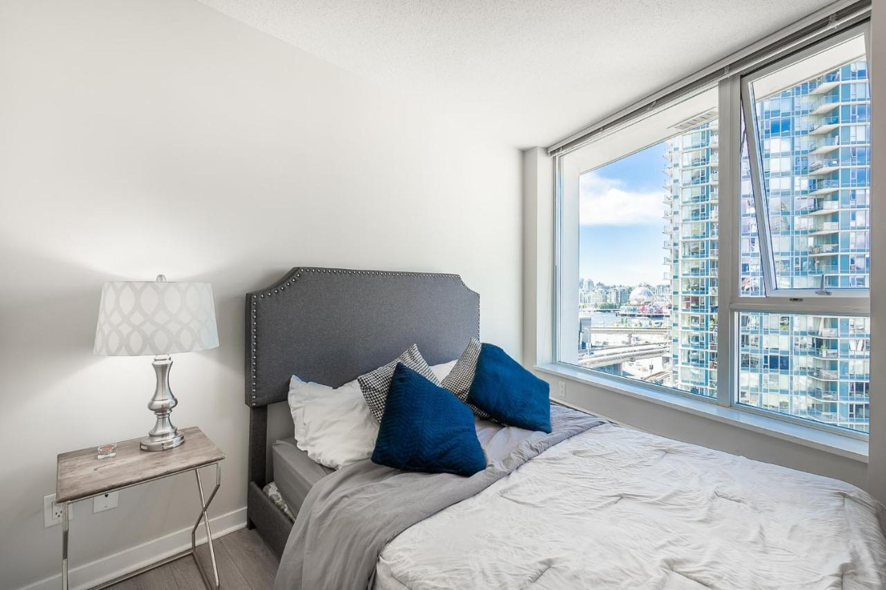 Stunning 2 Bedroom Condo With Downtown Views!!! Apartment