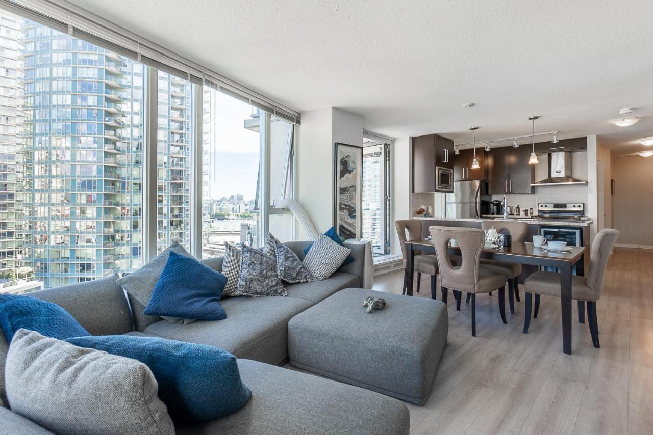 Stunning 2 Bedroom Condo With Downtown Views!!! *