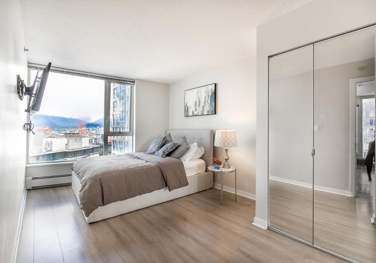 Apartment Stunning 2 Bedroom Condo With Downtown Views!!! *